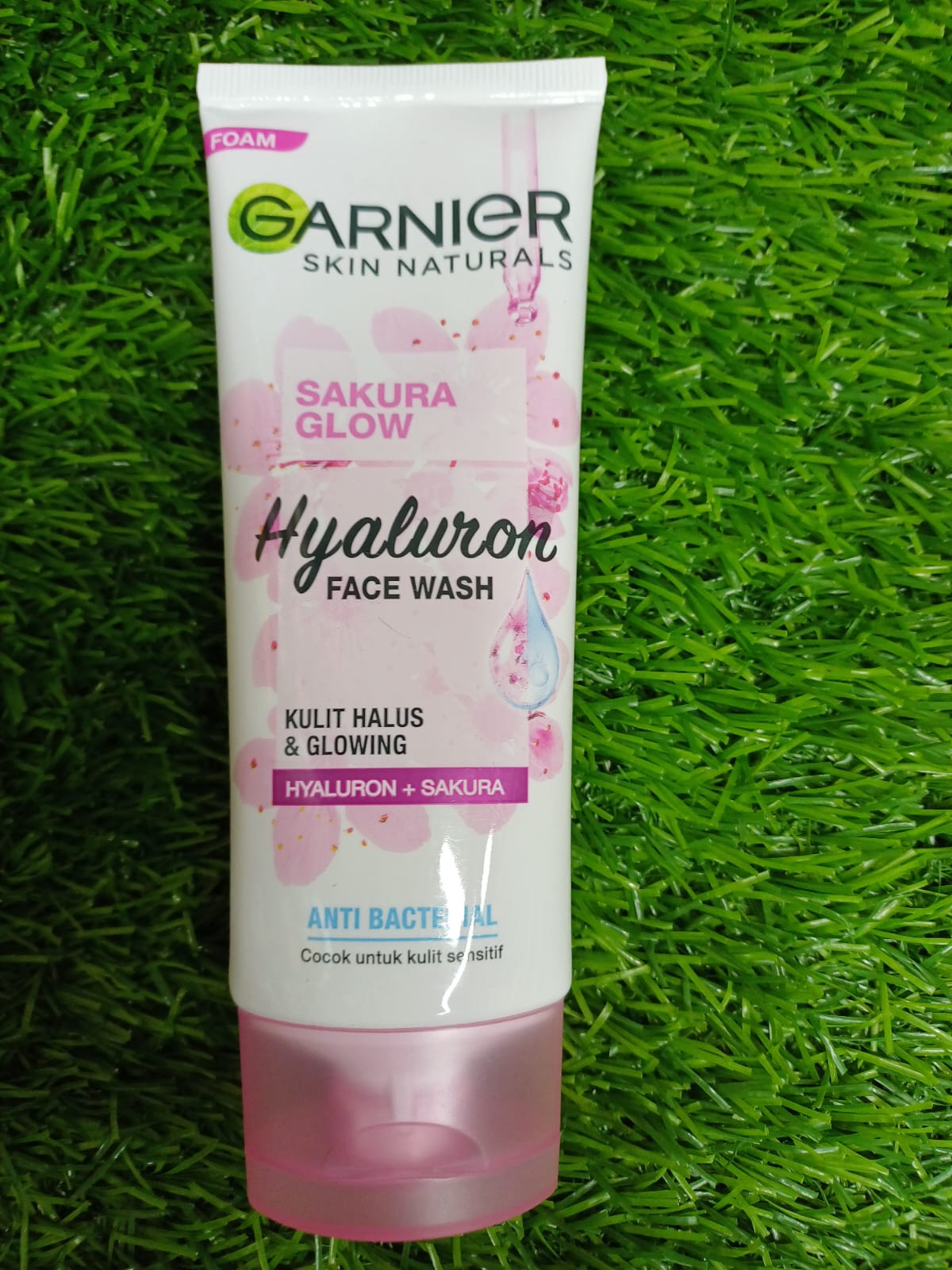 Garnier Skin Naturals sakura Glow Hyhaluron Face wash Made in singapur  100 ML